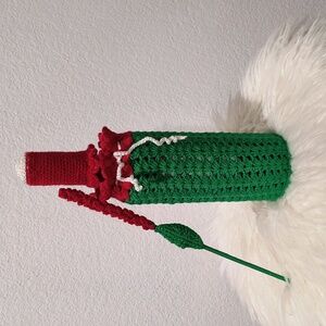 Christmas bottle protector made of macramé thread, by hand, crochet.